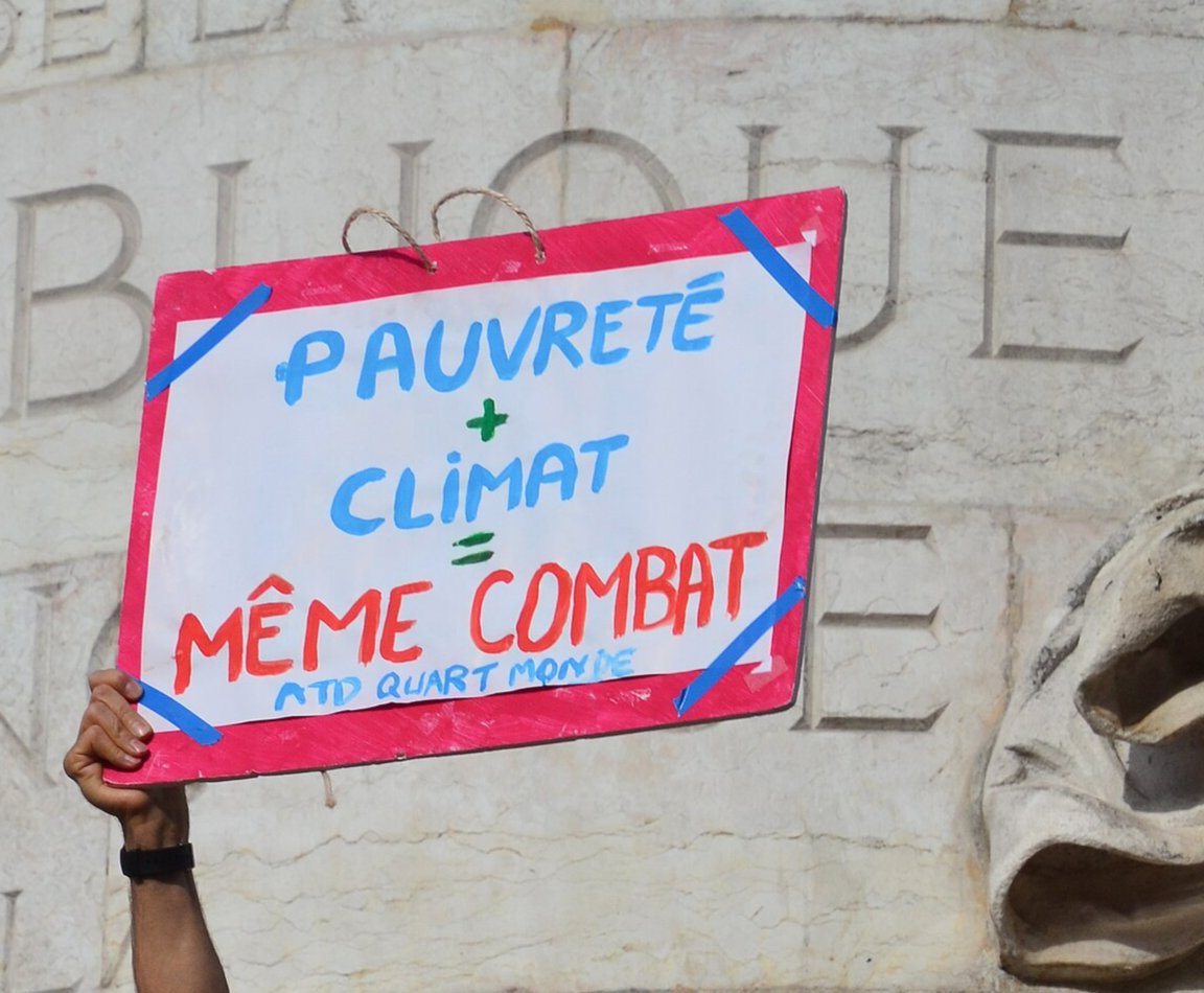 Pancarte « PAUVRETÉ + CLIMAT = MÊME COMBAT », Paris (75), 13 octobre 2018