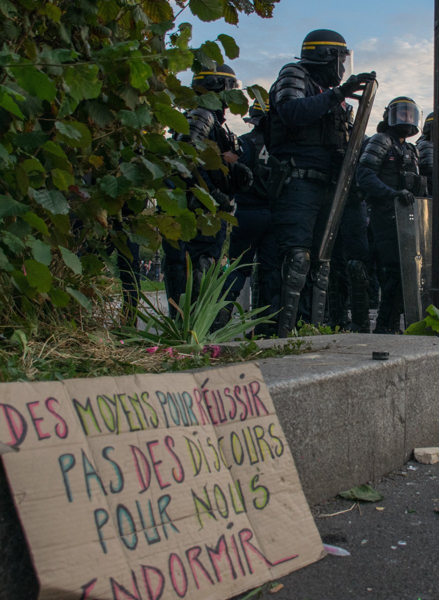 Pancarte « DES MOYENS POUR RÉUSSIR PAS DES DISCOURS POUR NOUS ENDORMIR », Paris (75), 6 octobre 2026