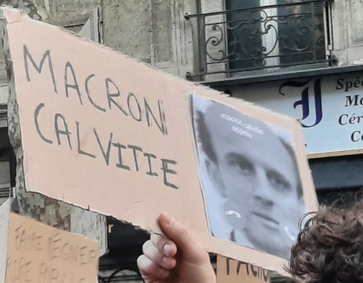Pancarte « Macron calvitie », Paris (75), 17 octobre 2026