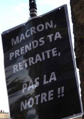 Pancarte « MACRON, PRENDS TA RETRAITE, PAS LA NOTRE !! », Paris (75), 17 décembre 2019