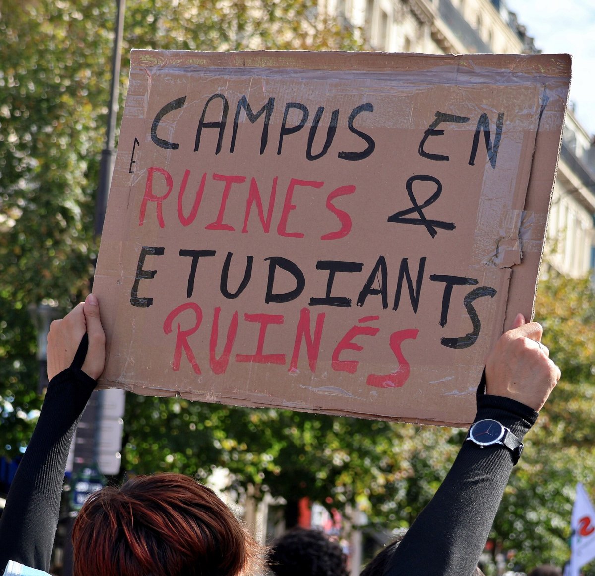 Pancarte « CAMPUS EN RUINES & ÉTUDIANTS RUINÉS », Paris (75), 6 octobre 2026