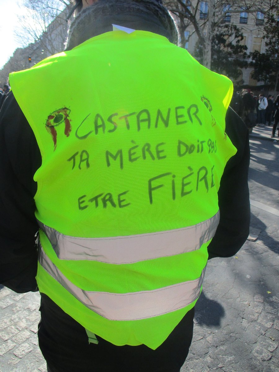 Pancarte « CASTANER TA MÈRE DOIT PAS ETRE FIÈRE », Paris (75), 16 mars 2019