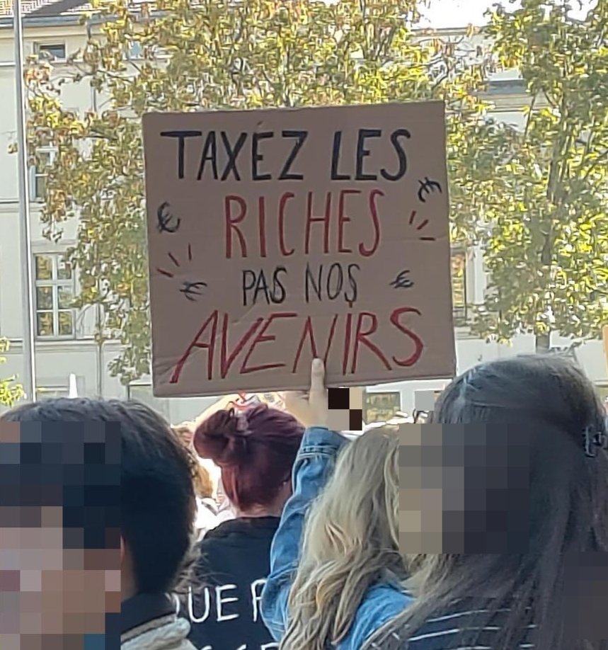Pancarte « TAXEZ LES RICHES PAS NOS AVENIRS », Nancy (54), 6 octobre 2026
