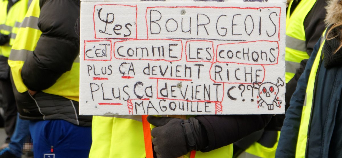Pancarte « Les BOURGEOIS C'EST COMME LES COCHONS PLUS ÇA DEVIENT RICHE PLUS ÇA DEVIENT C??? MAGOUILLE », Belfort (90), 1 décembre 2018