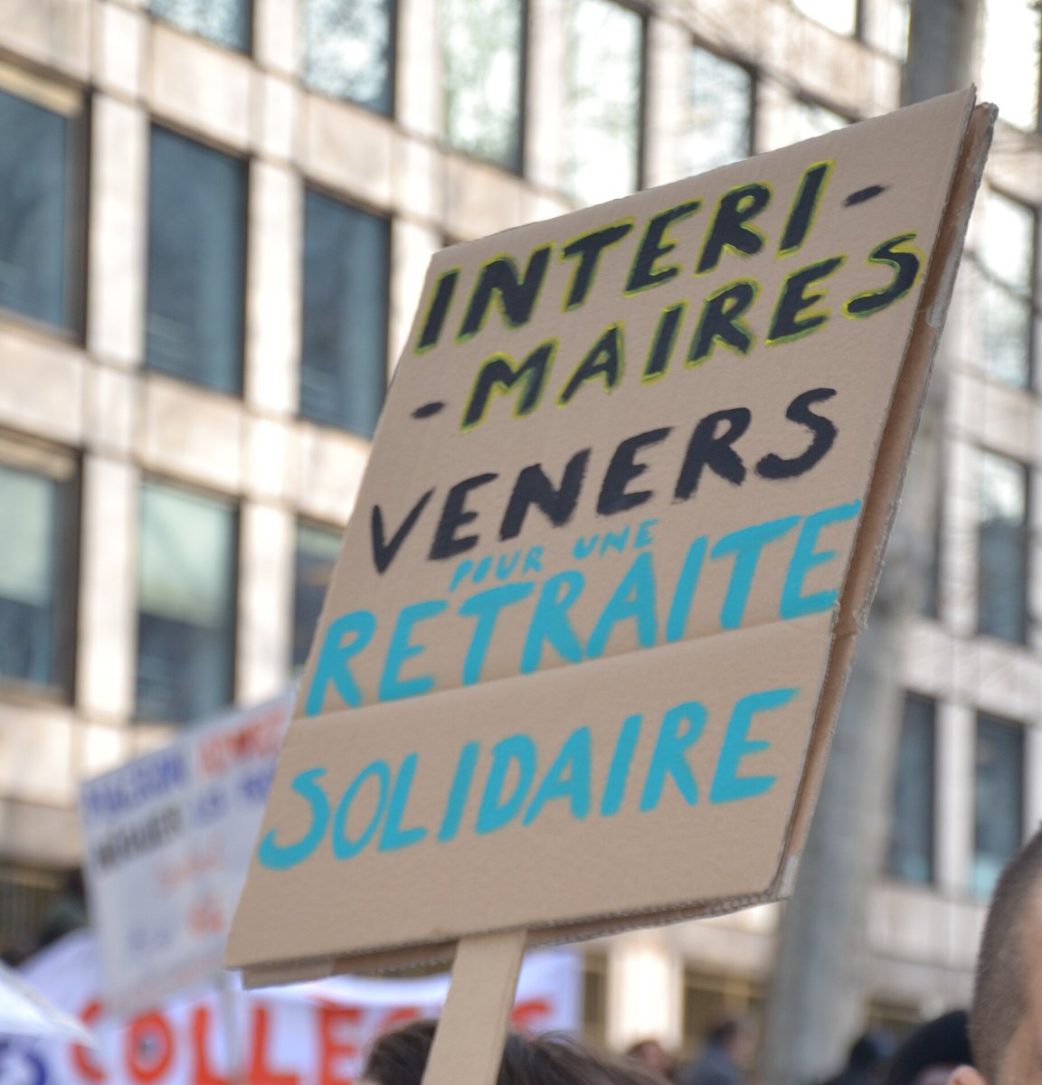 Pancarte « INTERI- MAIRES VENERS POUR UNE RETRAITE SOLIDAIRE », Paris (75), 24 janvier 2020
