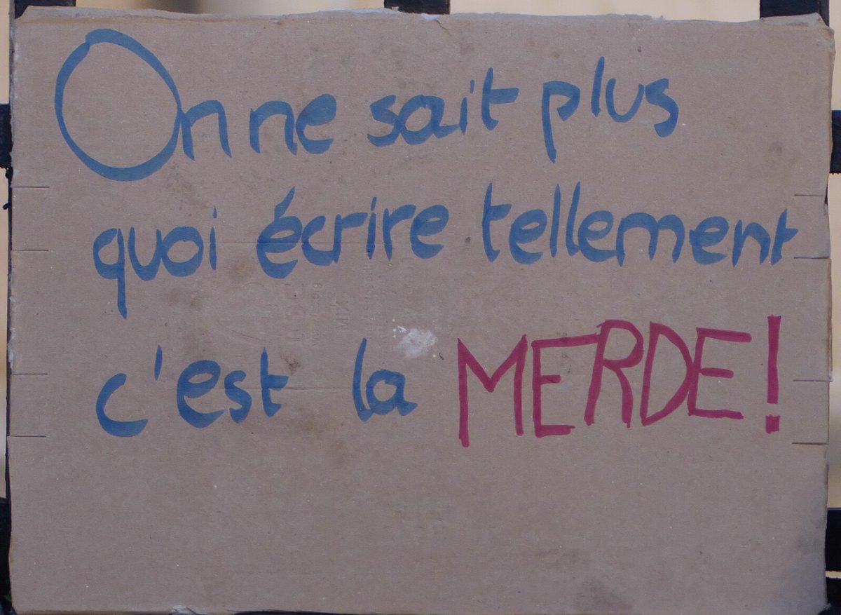 Pancarte « On ne sait plus quoi écrire tellement c'est la MERDE! », Belfort (90), 6 octobre 2026