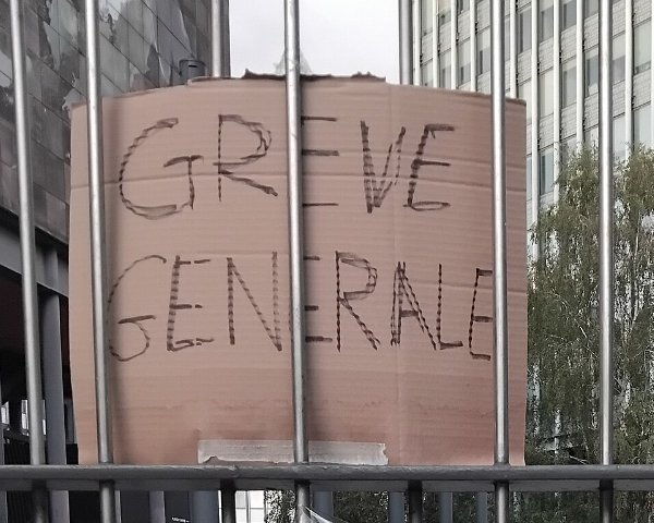Pancarte « GREVE GENERALE », Paris (75), 11 octobre 2026