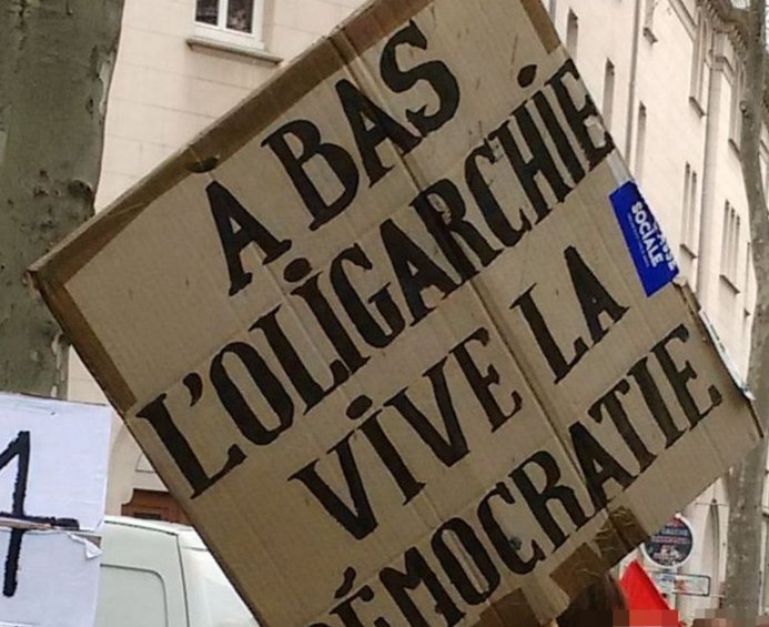 Pancarte « À BAS L'OLIGARCHIE VIVE LA DÉMOCRATIE », Lyon (69), 23 mars 2023