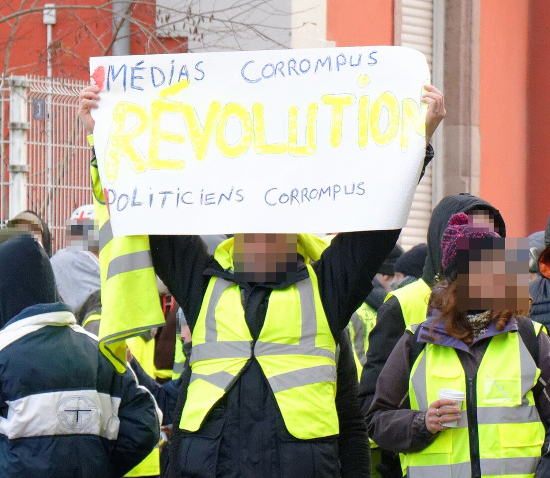 Pancarte « MÉDIAS CORROMPUS RÉVOLUTION POLITICIENS CORROMPUS », Belfort (90), 19 janvier 2019