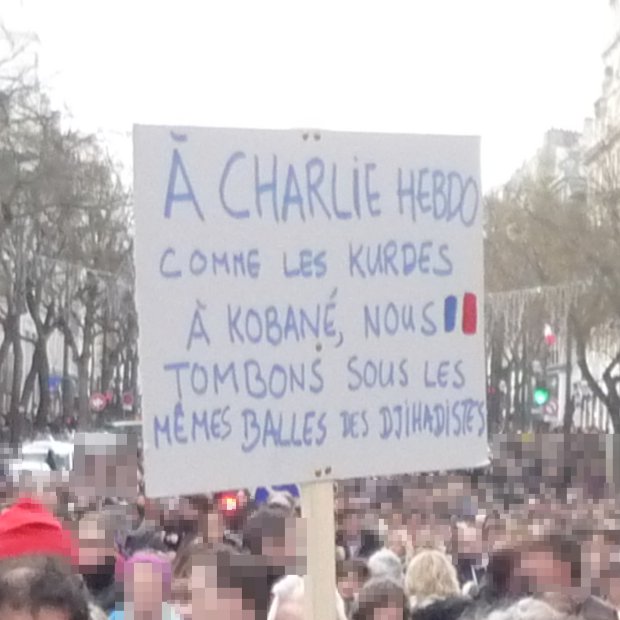 Pancarte « À CHARLIE HEBDO COMME LES KURDES À KOBANÉ, NOUS TOMBONS SOUS LES MÊMES BALLES DES DJIHADISTES », Paris (75), 11 janvier 2015