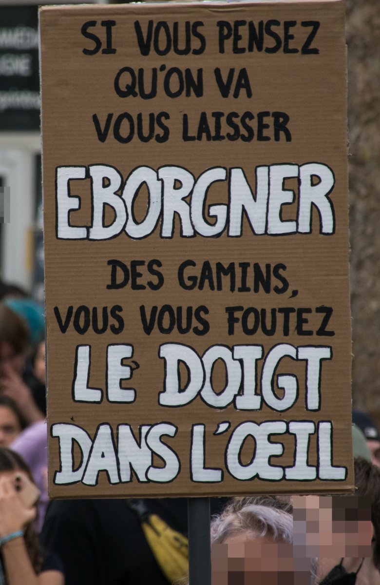 Pancarte « SI VOUS PENSEZ QU'ON VA VOUS LAISSER EBORGNER DES GAMINS, VOUS VOUS FOUTEZ LE DOIGT DANS L'ŒIL », Paris (75), 6 octobre 2026