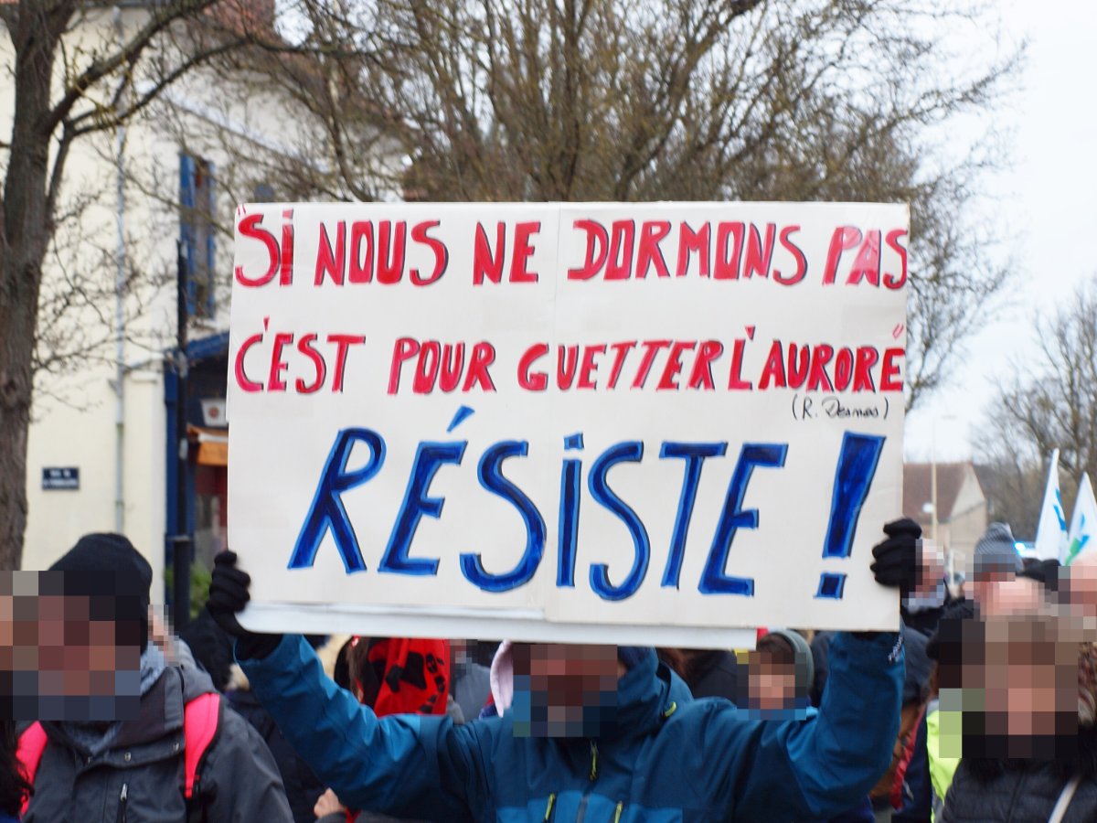 Pancarte « SI NOUS NE DORMONS PAS C'EST POUR GUETTER L'AURORE (R. Desnos) RÉSISTE ! », Sens (89), 7 mars 2023