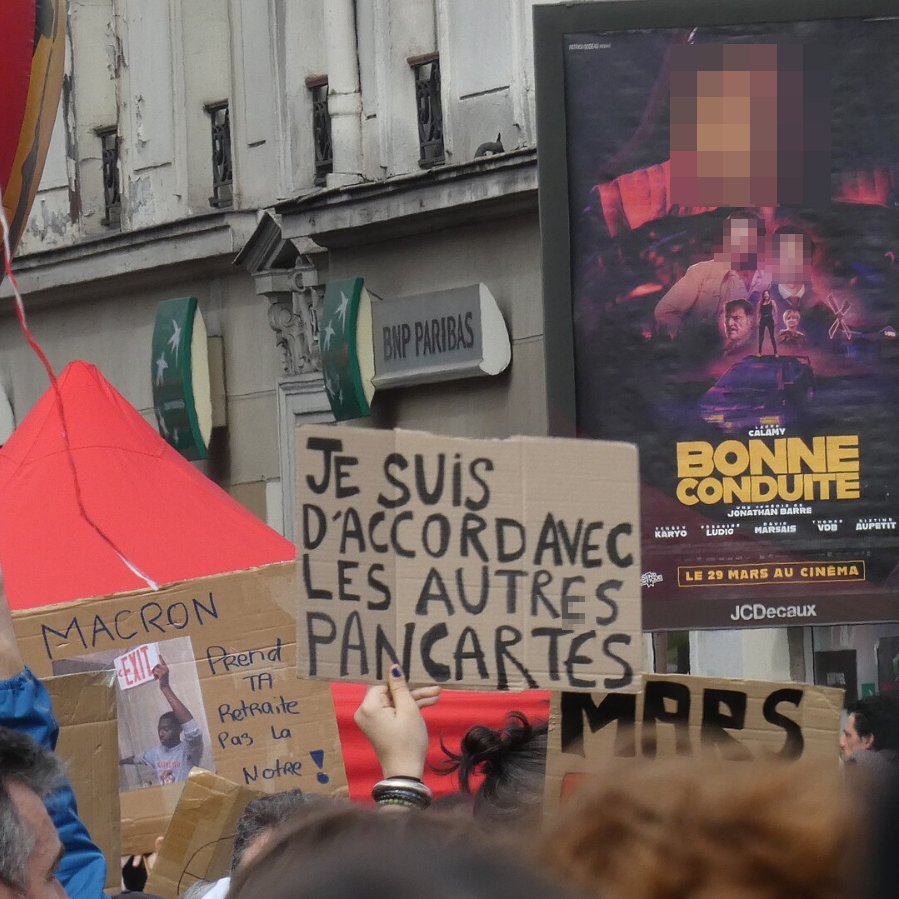 Pancarte « JE SUIS D'ACCORD AVEC LES AUTRES PANCARTES », Paris (75), 23 mars 2023