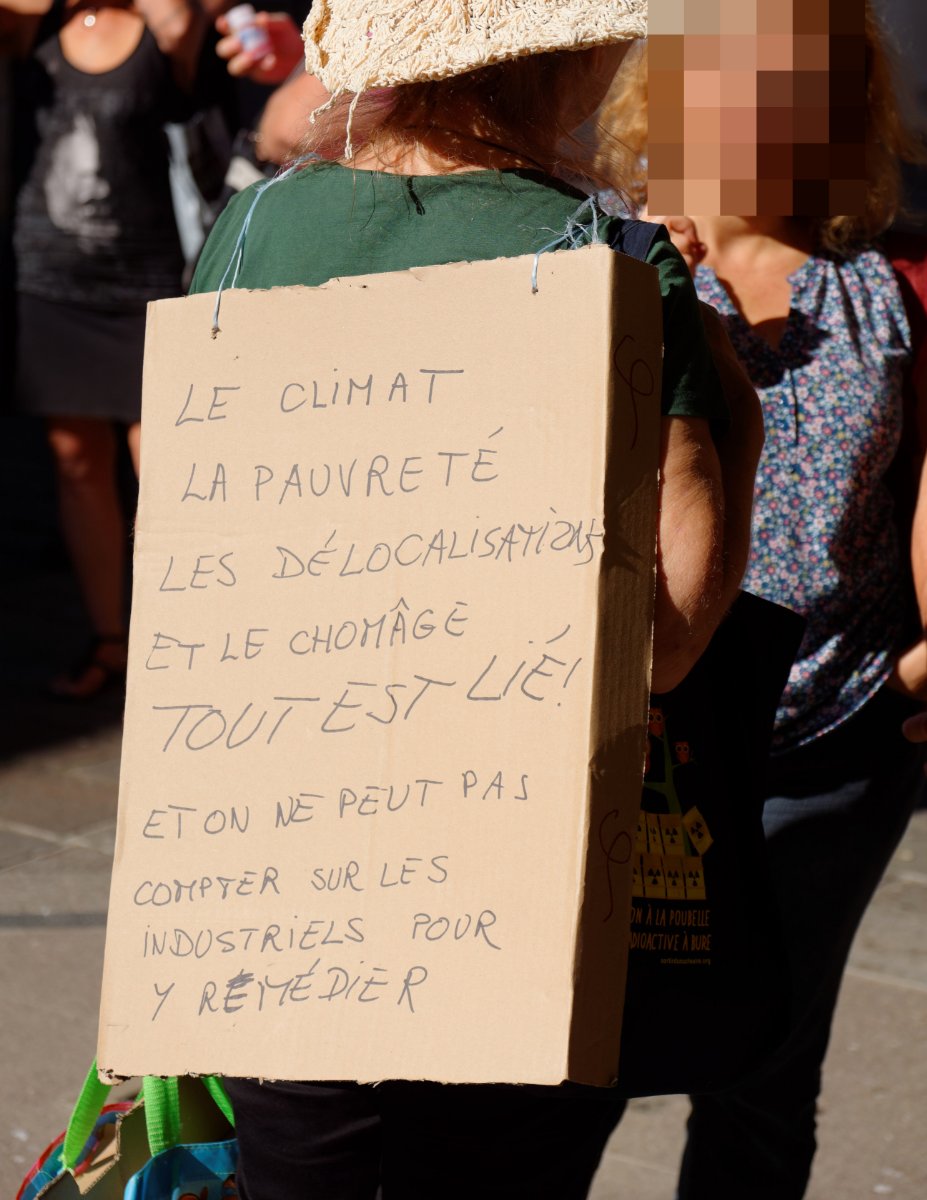 Pancarte « LE CLIMAT LA PAUVRETÉ LES DÉLOCALISATIONS ET LE CHÔMAGE TOUT EST LIÉ! ET ON NE PEUT PAS COMPTER SUR LES INDUSTRIELS POU… », Montbéliard (25), 13 octobre 2018