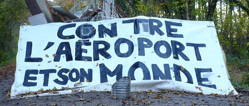 Pancarte « CONTRE L'AÉROPORT ET SON MONDE », Notre-Dame-des-Landes (44), 21 novembre 2012