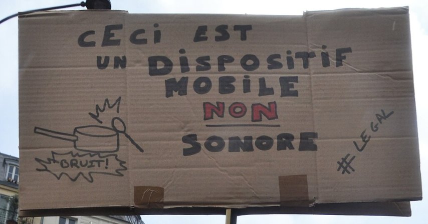 Pancarte « CECI EST UN DISPOSITIF MOBILE NON SONORE #LEGAL », Paris (75), 1 mai 2023