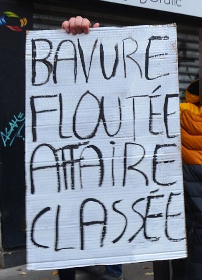Pancarte « BAVURE FLOUTÉE AFFAIRE CLASSÉE », Paris (75), 5 décembre 2020