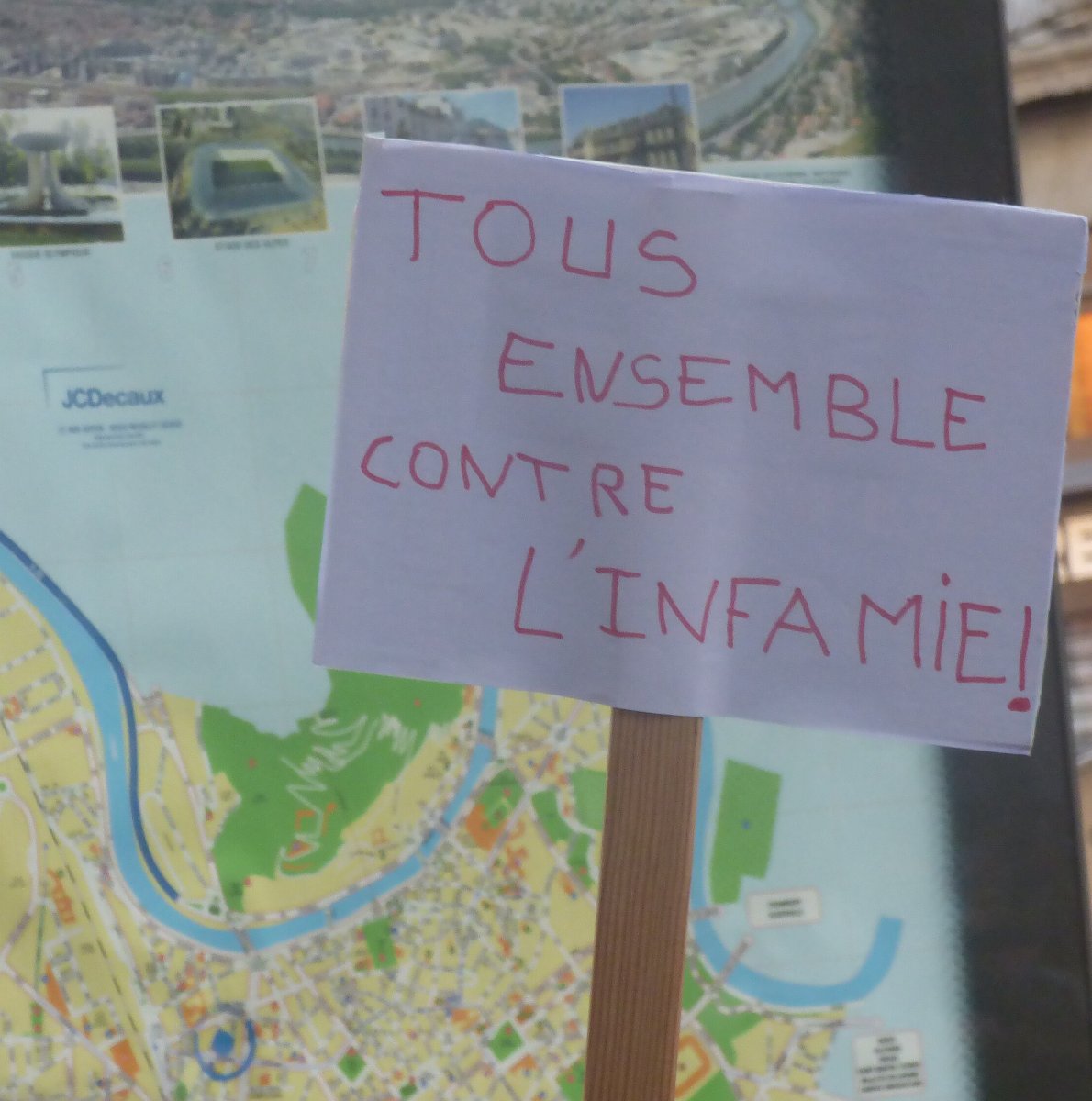 Pancarte « TOUS ENSEMBLE CONTRE L'INFAMIE! », Grenoble (38), 11 janvier 2015