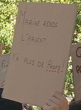 Pancarte « MARINE RENDS L'ARGENT. Y'A PLUS DE PROFS! », Aix-en-Provence (13), 13 octobre 2026