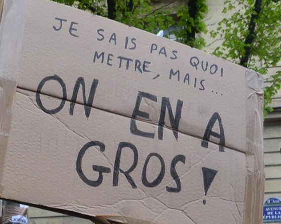 Pancarte « JE SAIS PAS QUOI METTRE, MAIS... ON EN A GROS ! », Paris (75), 1 mai 2023