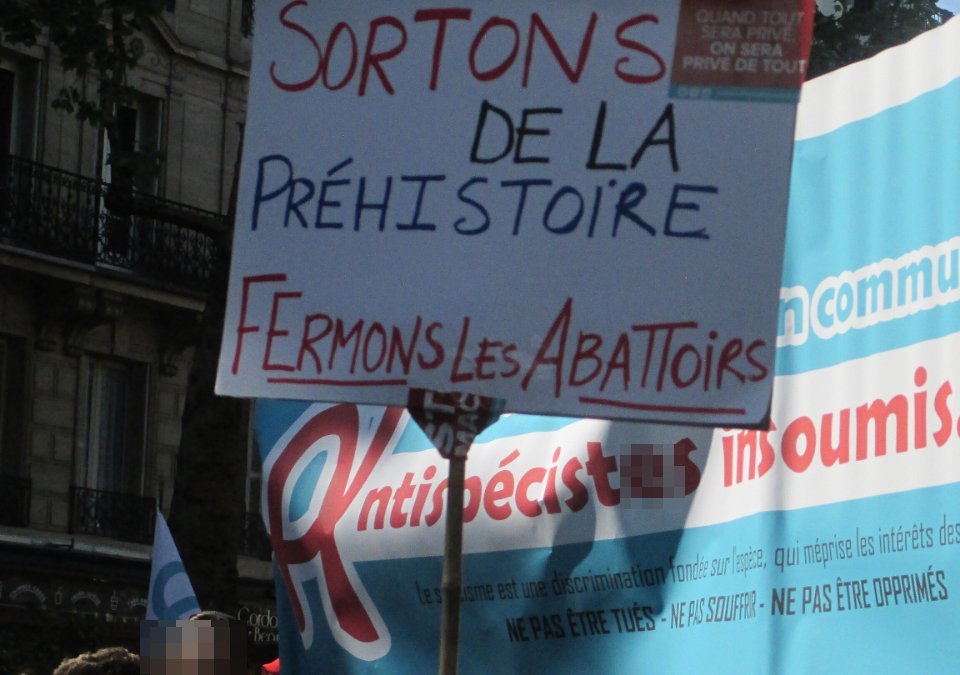 Pancarte « SORTONS DE LA PRÉHISTOIRE FERMONS LES ABATTOIRS », Paris (75), 5 mai 2018