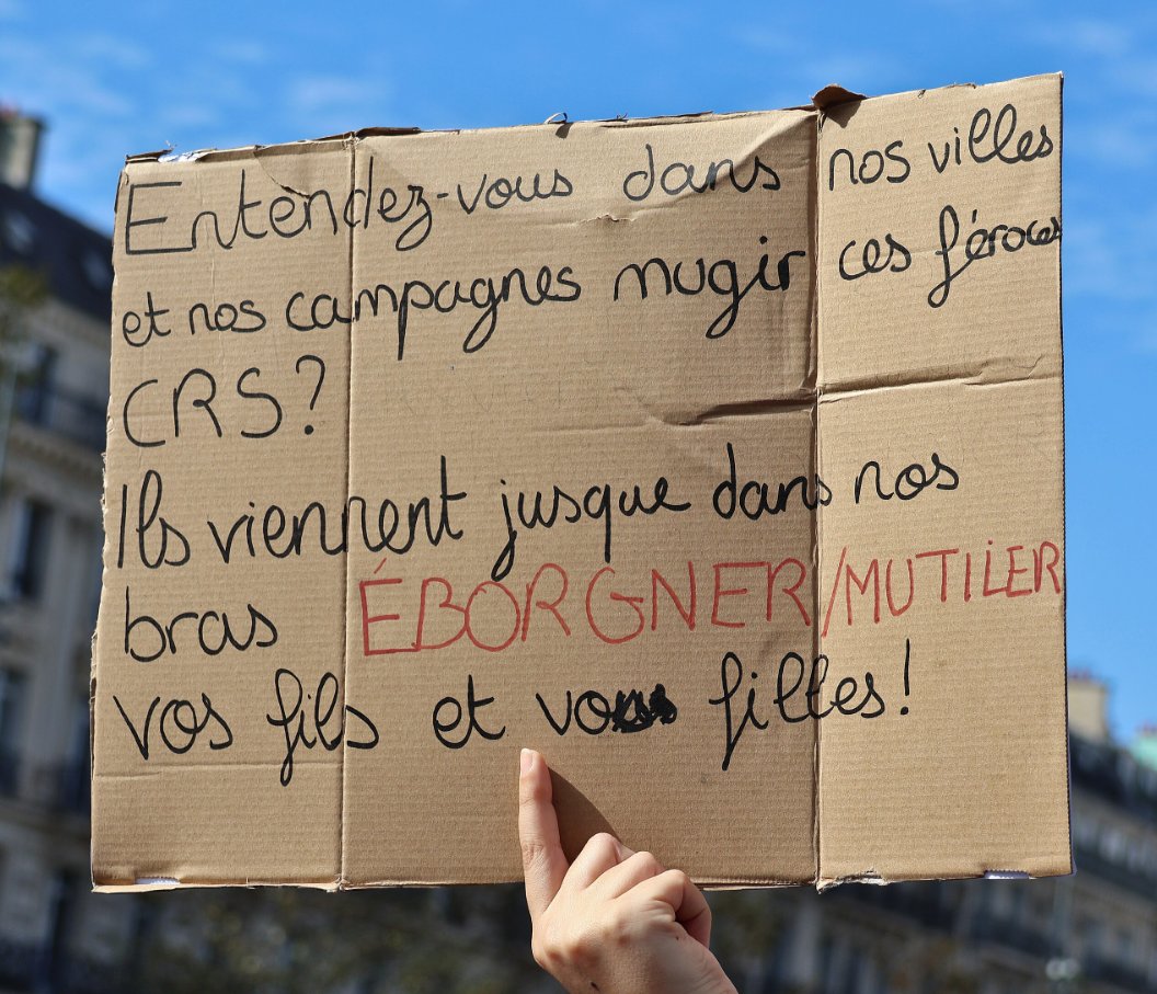 Pancarte « Entendez-vous dans nos villes et nos campagnes mugir ces féroces CRS ? Ils viennent jusque dans nos bras ÉBORGNER/MUTIL… », Paris (75), 6 octobre 2026