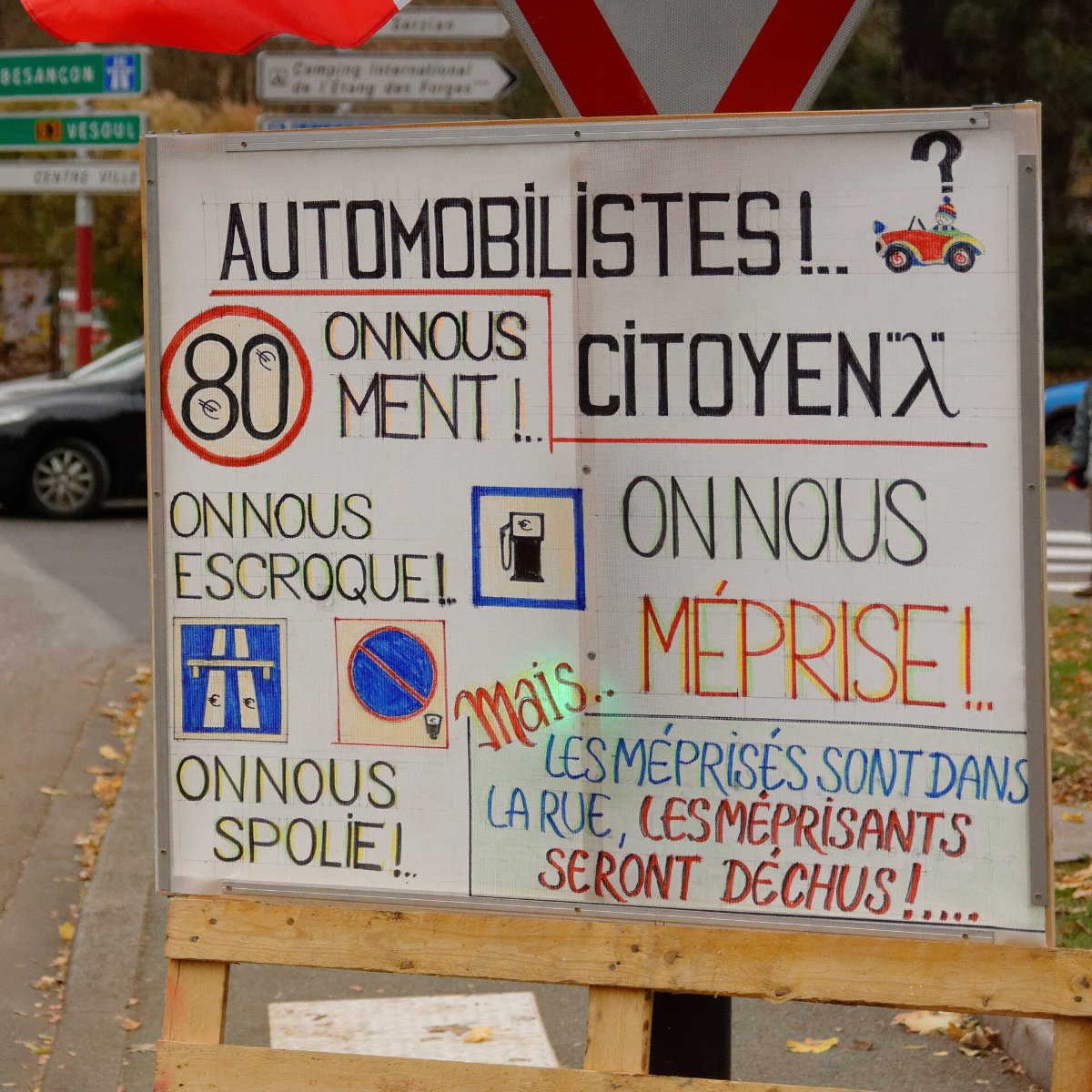 Pancarte « AUTOMOBILISTES !... ON NOUS MENT !... CITOYENS ON NOUS ESCROQUE ! ON NOUS SPOLIE ! ON NOUS MÉPRISE ! mais... LES MÉPRIS… », Belfort (90), 17 novembre 2018