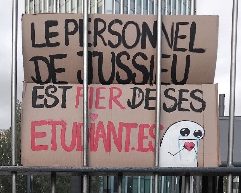 Pancarte « LE PERSONNEL DE JUSSIEU EST FIER DE SES ETUDIANT.ES », Paris (75), 11 octobre 2026