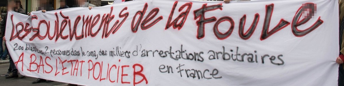 Pancarte « Les soulèvements de la FOULE 200 blessés, 2 personnes dans le coma, des milliers d'arrestations arbitraires À BAS L'ÉTA… », Paris (75), 28 mars 2023