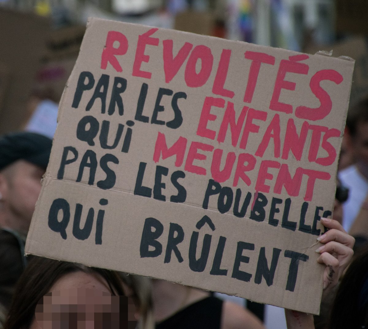 Pancarte « RÉVOLTÉS PAR LES ENFANTS QUI MEURENT PAS LES POUBELLES QUI BRÛLENT », Paris (75), 6 octobre 2026