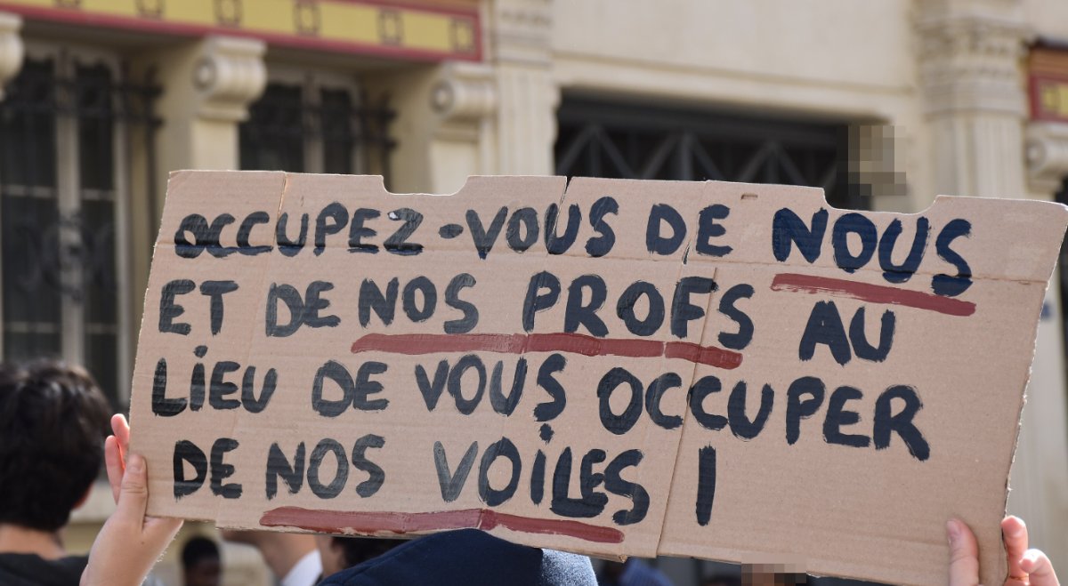 Pancarte « OCCUPEZ-VOUS DE NOUS ET DE NOS PROFS AU LIEU DE VOUS OCCUPER DE NOS VOILES ! », Paris (75), 1 octobre 2026