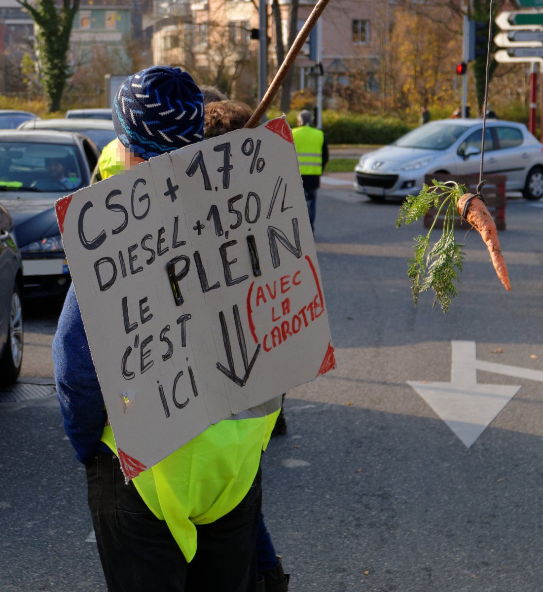 Pancarte « CSG +1,7% DIESEL +1,50/L LE PLEIN C'EST ICI (AVEC LA CAROTTE) », Belfort (90), 17 novembre 2018