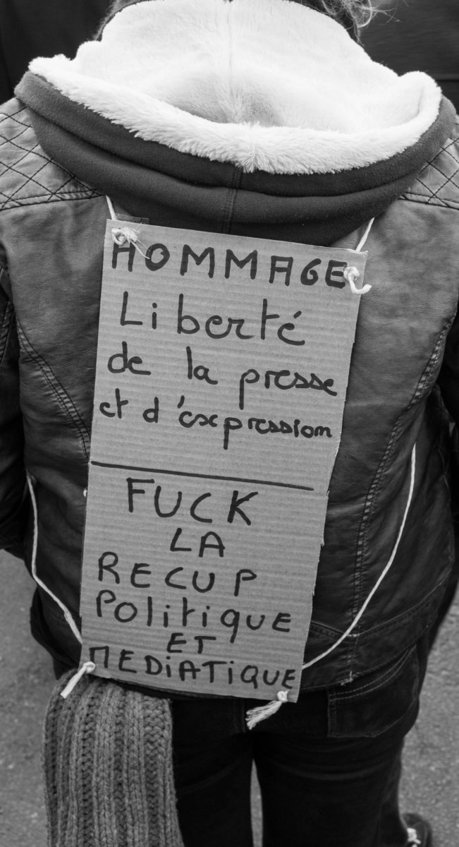 Pancarte « HOMMAGE Liberté de la presse et d'expression FUCK LA RECUP Politique ET MEDIATIQUE », Paris (75), 11 janvier 2015