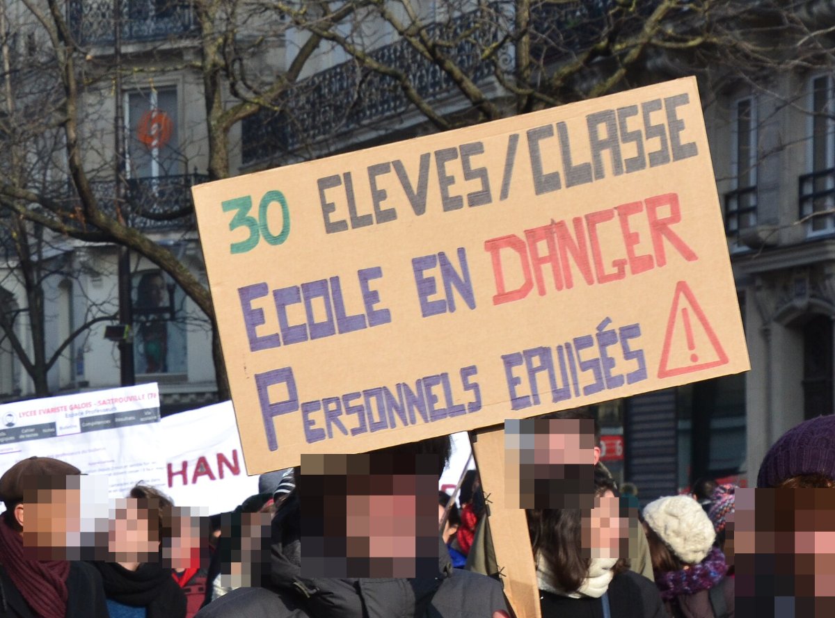 Pancarte « 30 ELEVES/CLASSE ECOLE EN DANGER PERSONNELS EPUISÉS », Paris (75), 24 janvier 2020