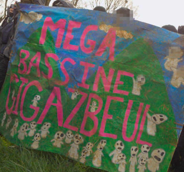Pancarte « MEGA BASSINE GIGAZBEUL », Sainte-Soline (79), 25 mars 2023