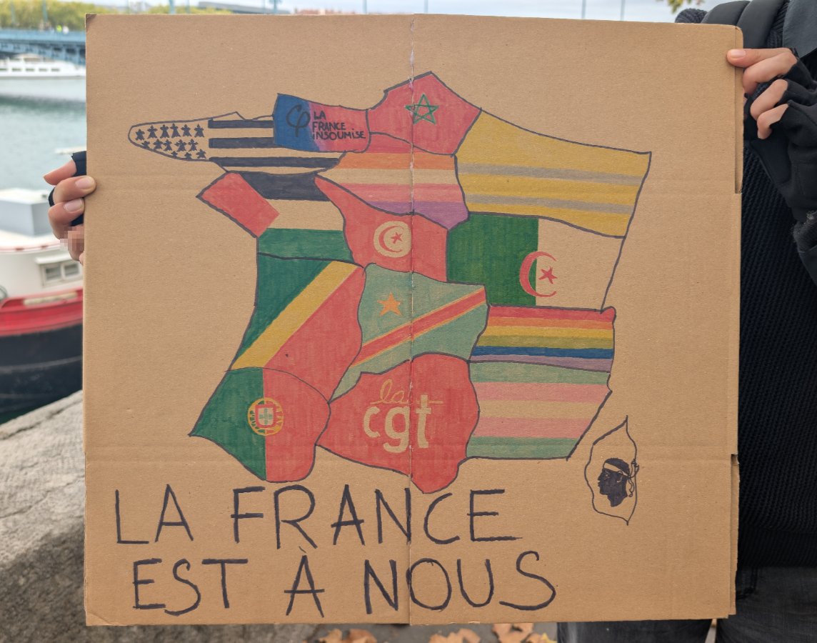 Pancarte « LA FRANCE EST À NOUS », Lyon (69), 17 octobre 2026