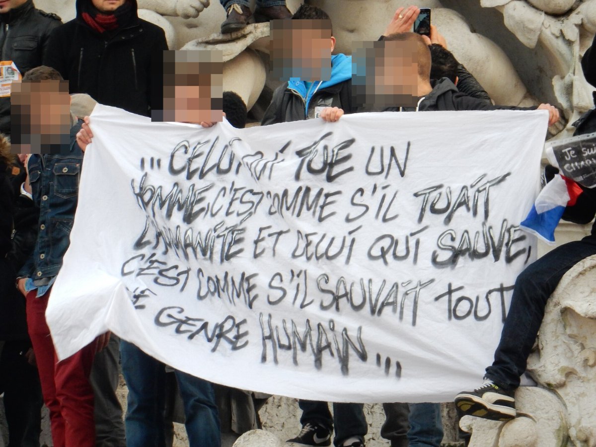 Pancarte « ...CELUI QUI TUE UN HOMME, C'EST COMME S'IL TUAIT L'HUMANITÉ ET CELUI QUI SAUVE, C'EST COMME S'IL SAUVAIT TOUT LE GENRE… », Paris (75), 11 janvier 2015