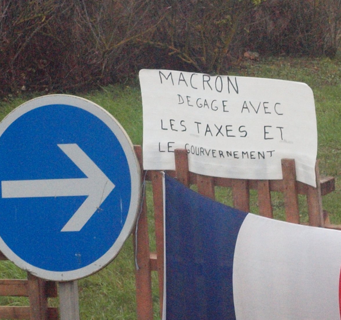 Pancarte « MACRON DEGAGE AVEC LES TAXES ET LE GOURVERNEMENT », Villeneuve-la-Guyard (89), 1 décembre 2018