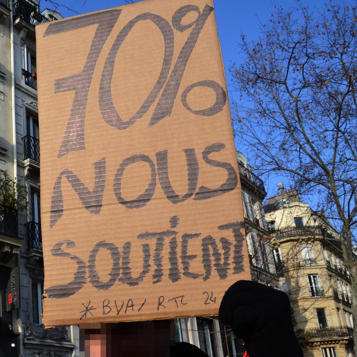 Pancarte « 70% NOUS SOUTIENT *BVA / RTC 24 », Paris (75), 24 janvier 2020