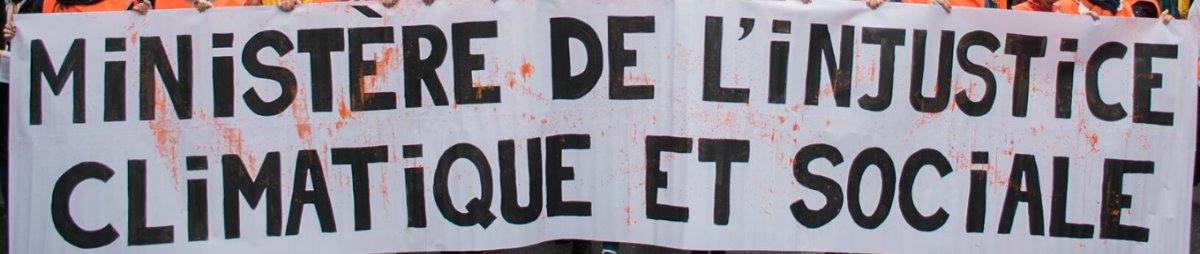 Pancarte « MINISTÈRE DE L'INJUSTICE CLIMATIQUE ET SOCIALE », Paris (75), 1 mai 2023