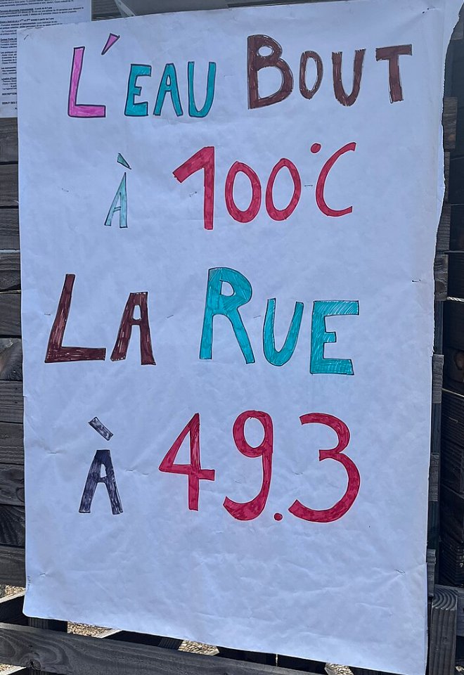 Pancarte « L'EAU BOUT À 100°C LA RUE À 49.3 », Saint-Julien-Molin-Molette (42), 26 mars 2023