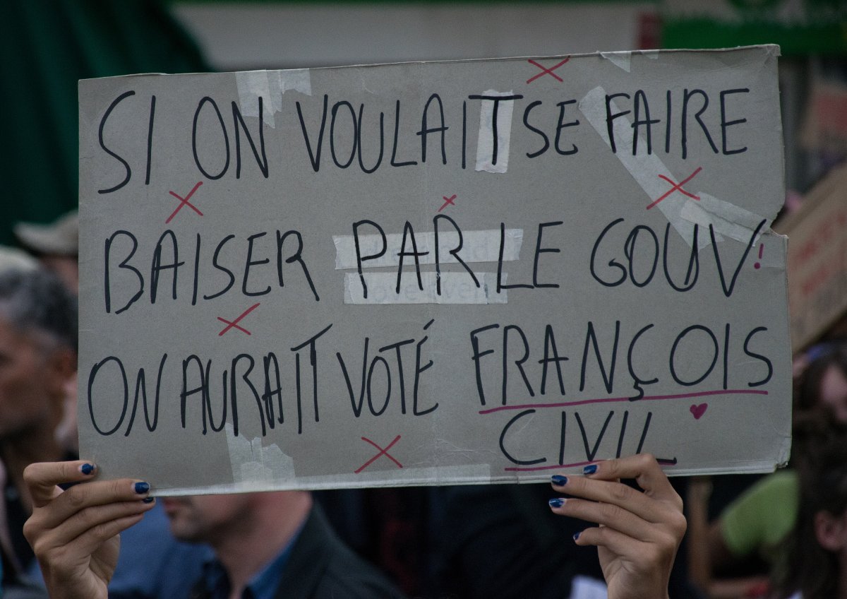 Pancarte « SI ON VOULAIT SE FAIRE BAISER PAR LE GOUV ON AURAIT VOTÉ FRANÇOIS CIVIL », Paris (75), 6 octobre 2026