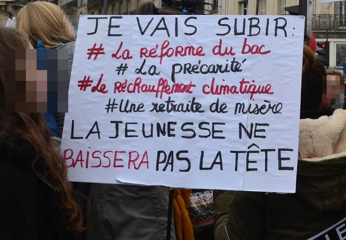 Pancarte « JE VAIS SUBIR : #La réforme du bac # La précarité #Le réchauffement climatique #Une retraite de misère LA JEUNESSE NE B… », Paris (75), 9 janvier 2020