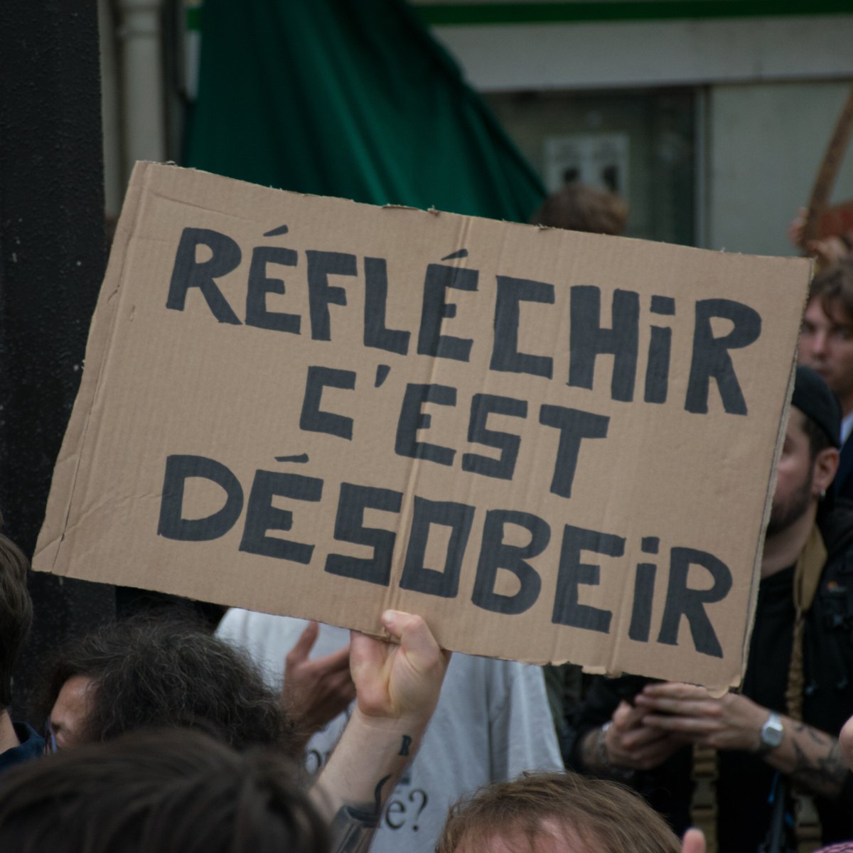 Pancarte « RÉFLÉCHIR C'EST DÉSOBEIR », Paris (75), 6 octobre 2026