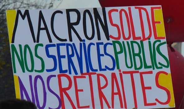 Pancarte « MACRON SOLDE NOS SERVICES PUBLICS NOS RETRAITES », Paris (75), 17 décembre 2019