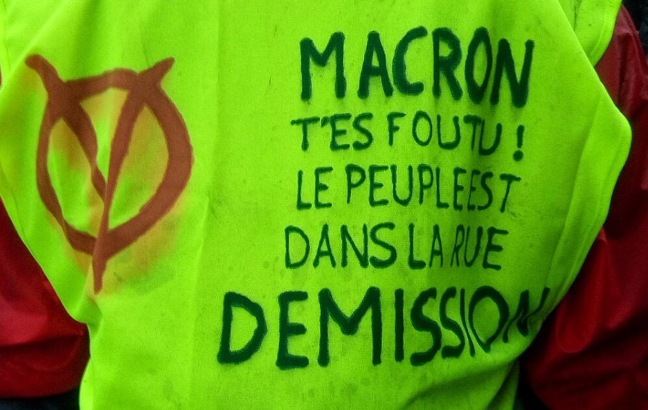 Pancarte « MACRON T'ES FOUTU! LE PEUPLE EST DANS LA RUE DEMISSION », Lille (59), 8 décembre 2018