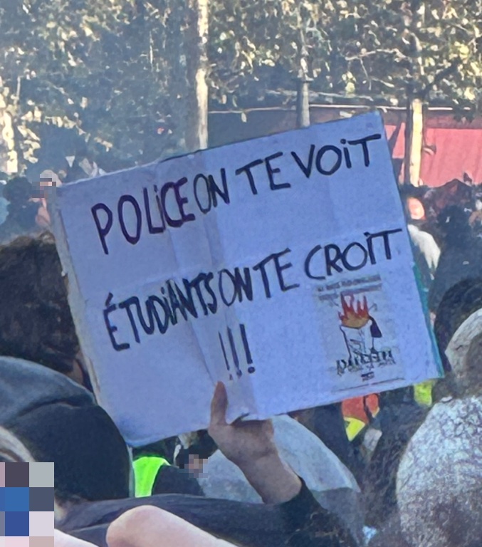 Pancarte « Police, on te voit étudiant, on te croit », Paris (75), 17 octobre 2026