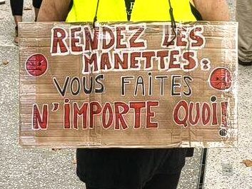 Pancarte « Rendez les manettes : vous faites n'importe quoi ! », Castres (81), 17 octobre 2026