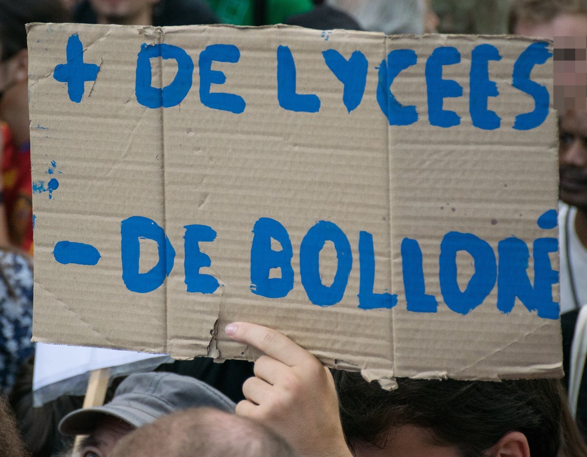 Pancarte « + DE LYCÉES - DE BOLLORÉ », Paris (75), 6 octobre 2026