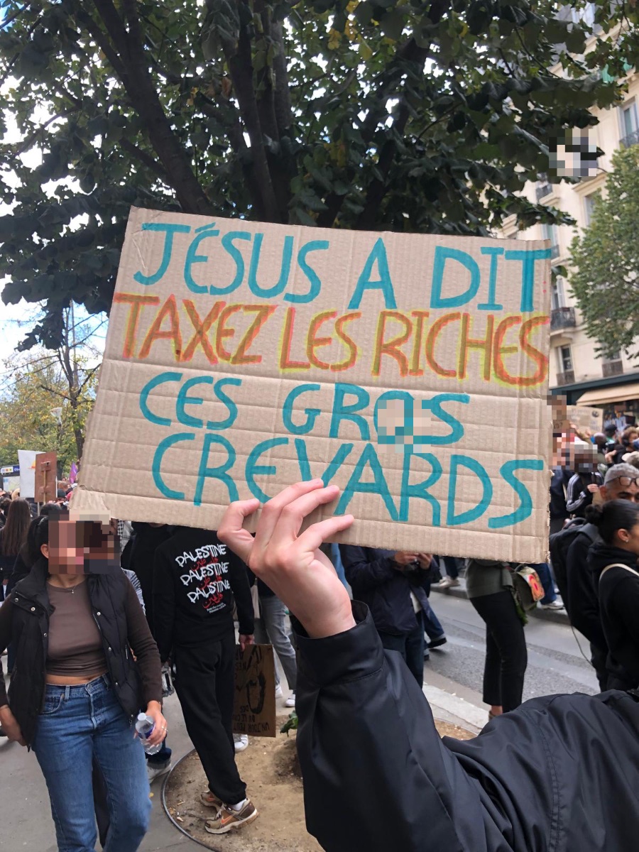 Pancarte « Jésus a dit taxez les riches ces gros crevards », Paris (75), 17 octobre 2026